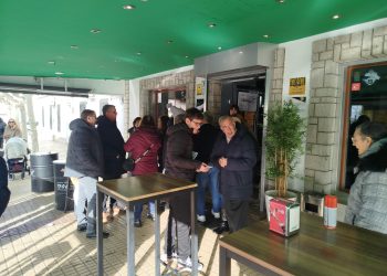 La Nochebuena llena de ambiente Los Álamos en un miércoles con mercadillo semanal adelantado y Peñaranda «a tope»