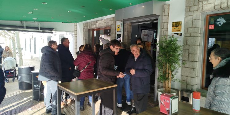 La Nochebuena llena de ambiente Los Álamos en un miércoles con mercadillo semanal adelantado y Peñaranda «a tope»