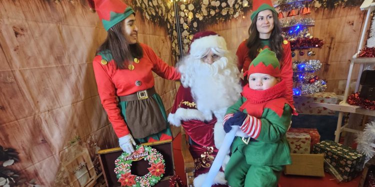 Papá Noel llega a Peñaranda con sus elfos y su trineo y con frío polar en una noche mágica que llena la plaza de público familiar