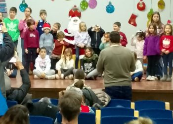 Papá Noel hace una nueva visita a la comarca, esta vez en Macotera, y recibe a los niños de la villa en el centro Santa Ana