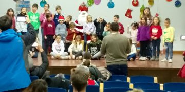 Papá Noel hace una nueva visita a la comarca, esta vez en Macotera, y recibe a los niños de la villa en el centro Santa Ana