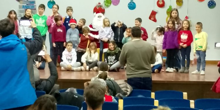 Papá Noel hace una nueva visita a la comarca, esta vez en Macotera, y recibe a los niños de la villa en el centro Santa Ana