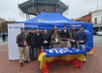 El PP reparte en Peñaranda la Constitución y David Mingo afirma: «Que no triunfen las cosas raras, que no triunfe el barro en lo que nos ha metido especialmente el Gobierno de España y que triunfe la política seria, la política de gestión»
