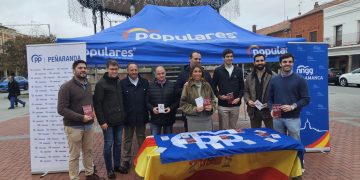 El PP reparte en Peñaranda la Constitución y David Mingo afirma: «Que no triunfen las cosas raras, que no triunfe el barro en lo que nos ha metido especialmente el Gobierno de España y que triunfe la política seria, la política de gestión»