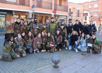 Los quint@s del 2026 llevan su alegría por las calles de Macotera recorriendo la localidad junto al grupo de dulzaineros Adobe
