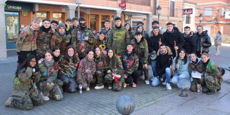 Los quint@s del 2026 llevan su alegría por las calles de Macotera recorriendo la localidad junto al grupo de dulzaineros Adobe