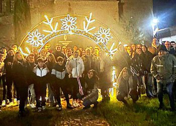 La Nochevieja se vive por adelantado en Rágama con 12 gominolas en la emblemática Puerta del Sol de la localidad