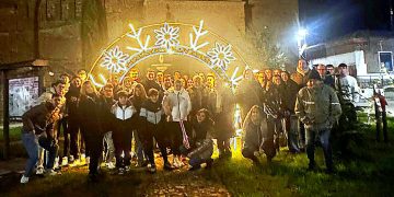 La Nochevieja se vive por adelantado en Rágama con 12 gominolas en la emblemática Puerta del Sol de la localidad