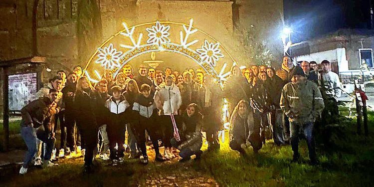 La Nochevieja se vive por adelantado en Rágama con 12 gominolas en la emblemática Puerta del Sol de la localidad