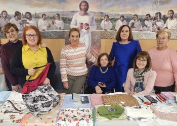 El rastrillo solidario regresa al centro parroquial de Peñaranda con decoración navideña, ropa de hogar y regalos hechos a mano