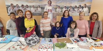 El rastrillo solidario regresa al centro parroquial de Peñaranda con decoración navideña, ropa de hogar y regalos hechos a mano