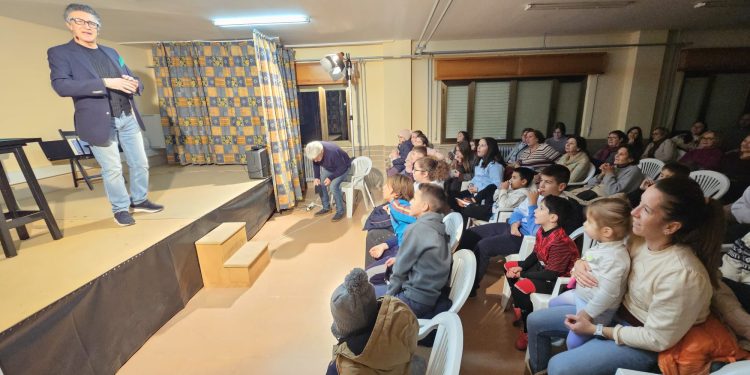 Santiago de la Puebla disfruta de la magia de Nacho Casal en el arranque de un fin de semana que traerá mañana el belén viviente