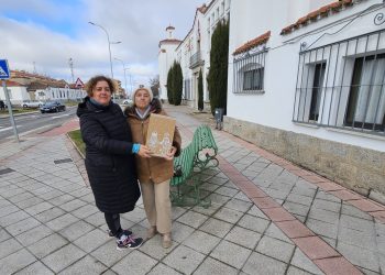 Fátima González Vegas, ganadora del sorteo de NOTICIAS A TIEMPO, recoge el lote navideño que disfrutará en Macotera