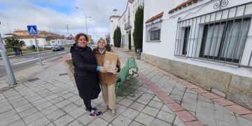 Fátima González Vegas, ganadora del sorteo de NOTICIAS A TIEMPO, recoge el lote navideño que disfrutará en Macotera