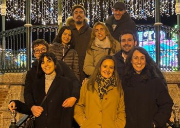 La peña Tanderbill se reúne en Peñaranda para celebrar el compromiso de Sandra y Óscar de cara al nuevo año 2026