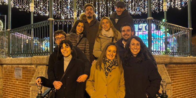 La peña Tanderbill se reúne en Peñaranda para celebrar el compromiso de Sandra y Óscar de cara al nuevo año 2026