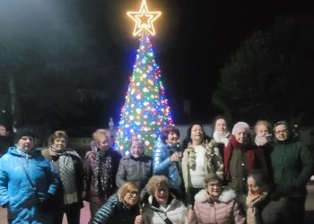 Tordillos se viste de Navidad gracias al trabajo de la asociación de mujeres y la de mayores para crear un bonito árbol y adornos