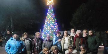 Tordillos se viste de Navidad gracias al trabajo de la asociación de mujeres y la de mayores para crear un bonito árbol y adornos