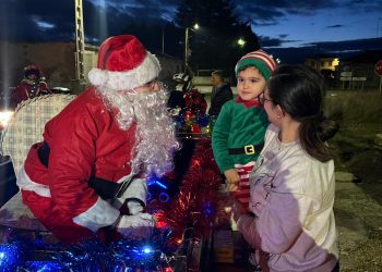 La «Papanoelada» organizada por la asociación Juvenil Papelera recorre Villaflores llevando la ilusión a los más pequeños