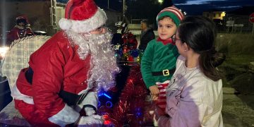 La «Papanoelada» organizada por la asociación Juvenil Papelera recorre Villaflores llevando la ilusión a los más pequeños