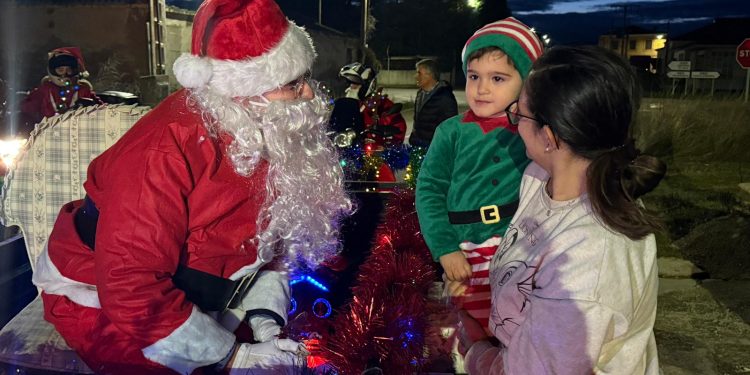 La «Papanoelada» organizada por la asociación Juvenil Papelera recorre Villaflores llevando la ilusión a los más pequeños