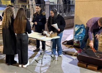 La asociación Juvenil Papelera de Villaflores ofrece una gran castañada dentro de las actividades navideñas que organiza