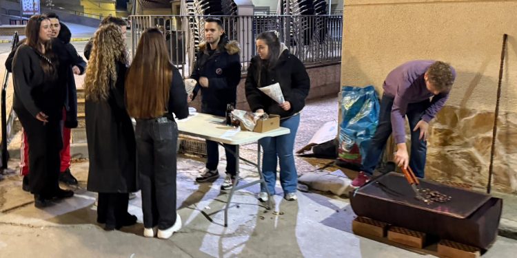 La asociación Juvenil Papelera de Villaflores ofrece una gran castañada dentro de las actividades navideñas que organiza