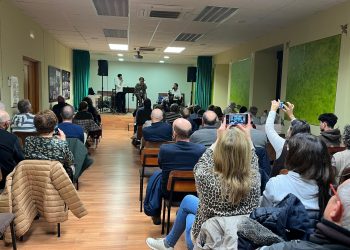 Villar de Gallimazo vive una bonita tarde navideña con el recital de villancicos del grupo Arena y una merienda en el multiusos