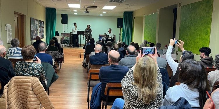 Villar de Gallimazo vive una bonita tarde navideña con el recital de villancicos del grupo Arena y una merienda en el multiusos