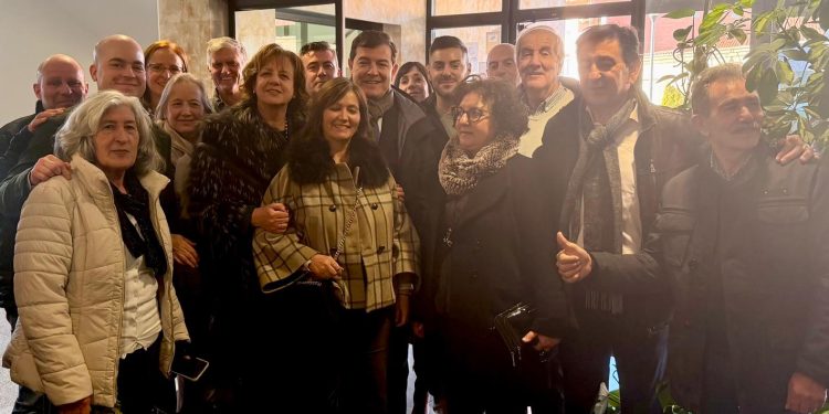 Populares de Villoria y Cordovilla participan en el homenaje a José Martín Méndez por sus 45 años como alcalde de Villares