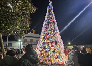 Villoruela vuelve a sorprender con su gran árbol de Navidad que se inspira este año en las «chuches» y cautiva a los más pequeños