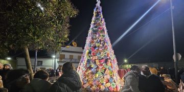 Villoruela vuelve a sorprender con su gran árbol de Navidad que se inspira este año en las «chuches» y cautiva a los más pequeños