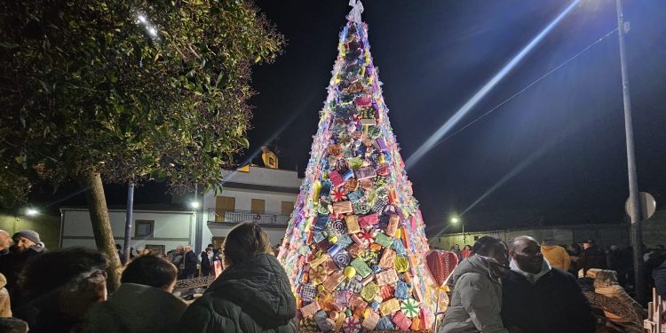 Villoruela vuelve a sorprender con su gran árbol de Navidad que se inspira este año en las «chuches» y cautiva a los más pequeños