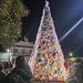 Villoruela vuelve a sorprender con su gran árbol de Navidad que se inspira este año en las «chuches» y cautiva a los más pequeños