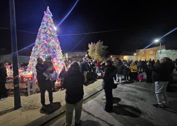 Villoruela vuelve a sorprender con su gran árbol de Navidad que se inspira este año en las «chuches» y cautiva a los más pequeños