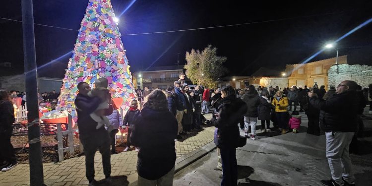 Villoruela vuelve a sorprender con su gran árbol de Navidad que se inspira este año en las «chuches» y cautiva a los más pequeños