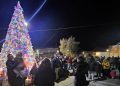 Villoruela vuelve a sorprender con su gran árbol de Navidad que se inspira este año en las «chuches» y cautiva a los más pequeños