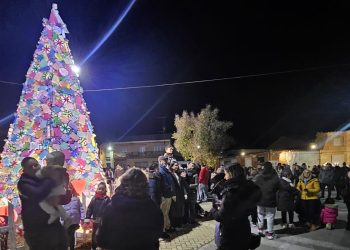 Villoruela vuelve a sorprender con su gran árbol de Navidad que se inspira este año en las «chuches» y cautiva a los más pequeños