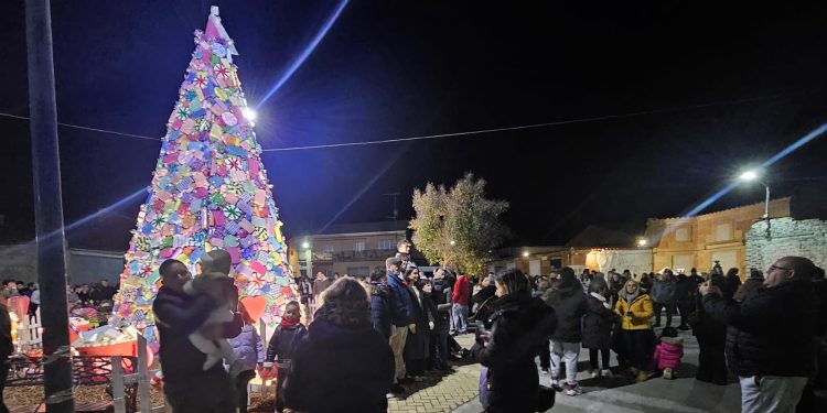 Villoruela vuelve a sorprender con su gran árbol de Navidad que se inspira este año en las «chuches» y cautiva a los más pequeños