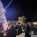 Villoruela vuelve a sorprender con su gran árbol de Navidad que se inspira este año en las «chuches» y cautiva a los más pequeños