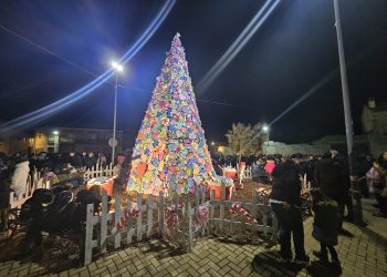 Villoruela vuelve a sorprender con su gran árbol de Navidad que se inspira este año en las «chuches» y cautiva a los más pequeños
