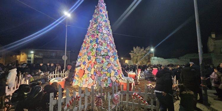 Villoruela vuelve a sorprender con su gran árbol de Navidad que se inspira este año en las «chuches» y cautiva a los más pequeños
