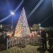 Villoruela vuelve a sorprender con su gran árbol de Navidad que se inspira este año en las «chuches» y cautiva a los más pequeños