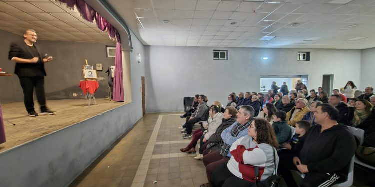 Primera parada del ciclo «Noches mágicas de Navidad» en Zorita de la Frontera con la actuación del mago Juan Francisco Luzón