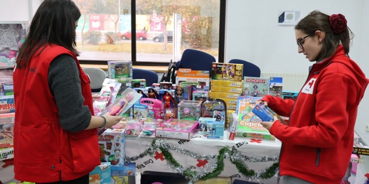 Cruz Roja en Salamanca entrega más de 1.660 juguetes a 744 niños y niñas de la provincia gracias a la solidaridad ciudadana