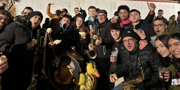 Babilafuente inicia sus fiestas con la VI edición de la Ruta de San Blas amenizada por la charanga peñarandina Dale Kaña 2.0