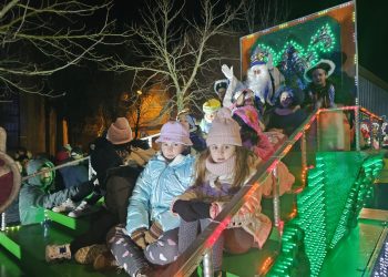 Peñaranda reta al frío y los Reyes Magos llevan la ilusión a niños y mayores en una multitudinaria y participativa cabalgata