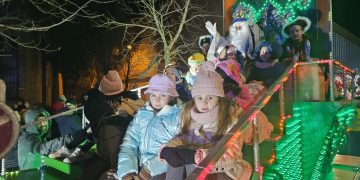 Peñaranda reta al frío y los Reyes Magos llevan la ilusión a niños y mayores en una multitudinaria y participativa cabalgata