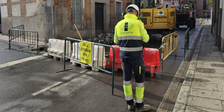 La calle del Carmen en Peñaranda ya está en obras: primera fase de los cortes al tráfico y primeros despistes entre los conductores