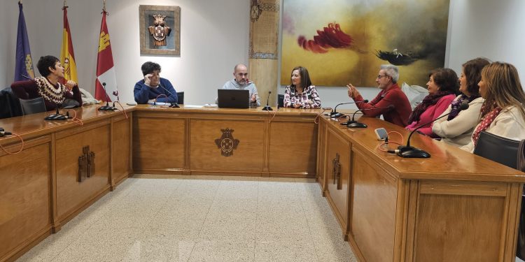 Peñaranda recibe propuestas de mejoras para agilizar el desfile del Martes de Carnaval y plantea un sorteo de los participantes